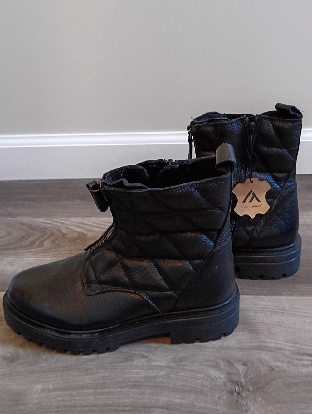 NWT ALBERTO TORRESI Women's‎ Classic Casual Black Quilted Leather Boots Size 38